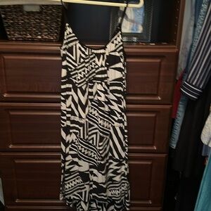 La vie geometric black and white print coverup. MIDI high low. Size xs